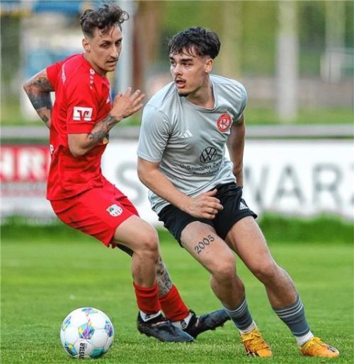 Der zweifache Torschütze Raphael Lang ist hier vor Traunsteins Patrick Dressl am Ball.Foto Hans Weitz