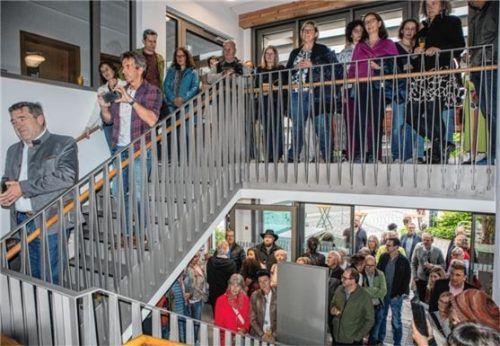 Dicht gedrängt standen die Besucher im Treppenhaus des Rathauses und lauschten den beiden Künstlern.