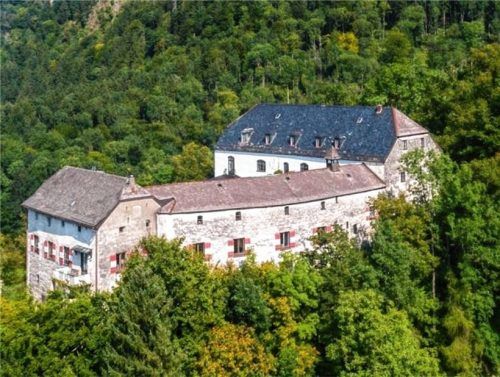 Die 950 Jahre alte Burg Marquartstein wartet auf Käufer. Trotz Preisnachlass ist kein Abschluss in Sicht. Foto Immovision