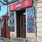 Risse am Eingang der Asta-Kneipe