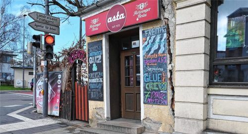 Die Asta-Kneipe hat Kultstatus. Doch die vergangenen Jahre haben ihre Spuren hinterlassen, das zeigen die tiefen Risse am Eingang. Foto Schlecker