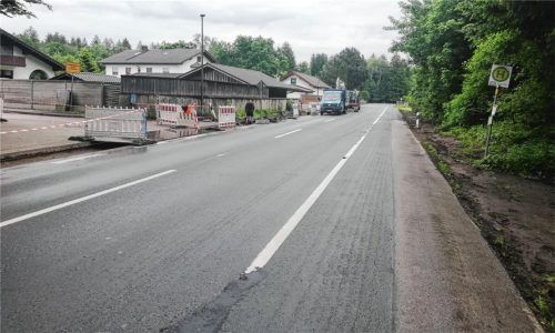 Die Bauarbeiten zwischen dem Kreisverkehr am Ziegelberg und Niedermoosen haben begonnen. Foto Sautter