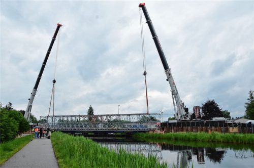 Die Behelfsbrücke schwebt über dem Mangfallkanal. Fotos Schlecker