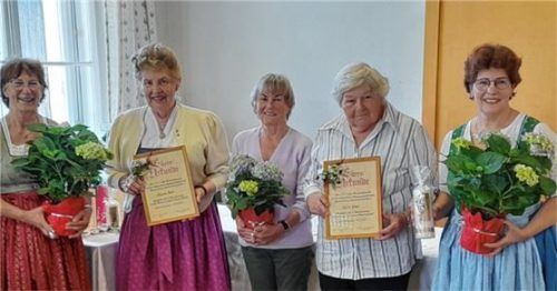 Die beiden Vorsitzenden Traudi Schwaiger (links) und Angla Kaffl (rechts) ehrten (von links) Annelies Stadler, Roswitha Grandauer und Carola Hiemer.Foto re