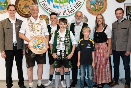Die Besten des Königsschießens: (von links) Schützenmeister Markus Prinz mit Jan Rohrberg, Lukas Kleinmeier, Lorenz Betz, Hans Strauß, Markus Prinz, Sabine Mosler und SVO-Vorstand Markus Lupp. Foto stache