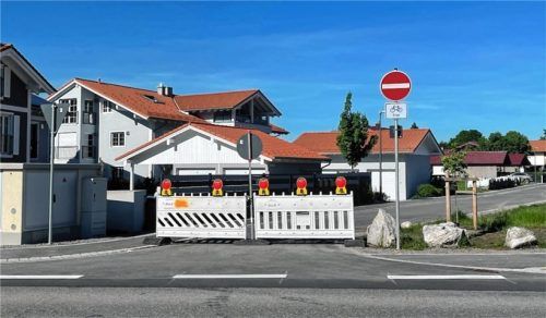 Die Blumenstraße soll künftig als Ausfahrt auf die St 2093 Richtung Aschauer Ortsmitte und Richtung Frasdorf dienen. Der Gemeinderat gab dem Vorhaben nun grünes Licht.Foto Kirchner