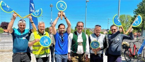 Die Bürgermeister (von links) Bernd Fessler (Großkarolinenfeld), Richard Richter (Bruckmühl), Johannes Zistl (Feldkirchen-Westerham), Thomas Zink (Gemeinderat Bad Feilnbach) sowie Georg Weigl (Tuntenhausen) und Stephan Schlier (Bad Aibling) schickten die Radler mit Starterklappen auf die erste Etappe. Fotos neuwirth