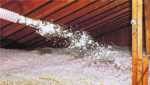 Die Dämmung wird hier einfach in den Dachstuhl eingeblasen. Foto Panthermedia/photovs