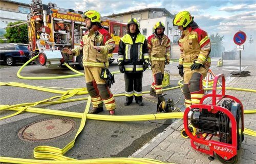Die Einsatzkräfte der Feuerwehr zeigten gute Teamplayer-Qualitäten. Fotos neuwirth