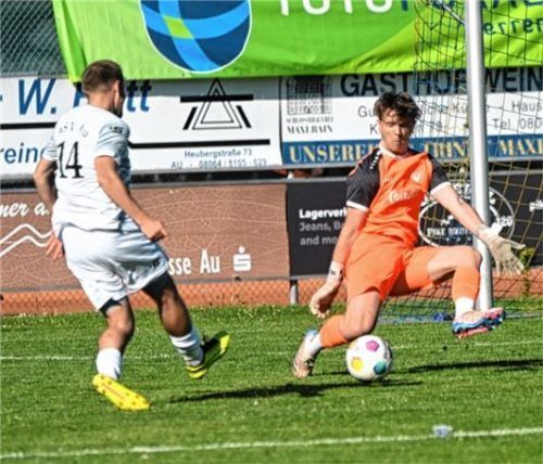 Die Entscheidung in der Nachspielzeit: Peter Nowakowski trifft hier zum 2:0 für den ASV Au.