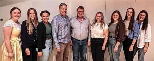Die erste Vorstandschaft der Dirndlschaft Erharting und Unterstützer (von links): Vroni Kastenhuber (Beisitzerin), Kathy Lerps (Beisitzerin), Sarah Pfeilstetter (Erste Kassierin), Klaus Heimeldinger (Inhaber Pauliwirt), Matthias Huber (Bürgermeister Erharting), Karin Manghofer (Vorstand), Maja Sklaschus (Schriftführerin), Lea Bachmaier (Zweiter Vorstand) und Laura Gruber (Beisitzerin). Es fehlt die Zweite Kassierin Lisa Kreuzpointner. Foto niederschweiberer