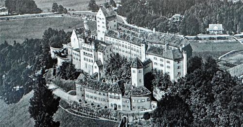 Die Familie von Cramer-Klett baute das heruntergekommene Gebäude von Hohenaschau zu einem Wohnschloss aus. Foto Gemeindearchiv Aschau