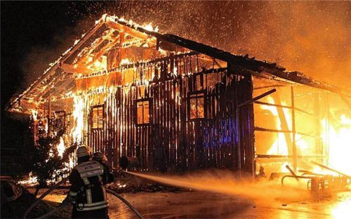 Die Feuerwehr Attel-Reitmehring steht für verlässlichen Schutz und schnelle Hilfe. Unter anderem waren die Kameraden bei großen Bränden im Einsatz, wie dem Brand der Landwirtschaft Stiftung Attl.