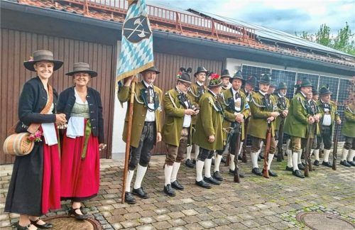 Die Flintsbacher Gebirgsschützen mit Marketenderinnen in Bereitstellung vor dem Aufmarsch bei der Bundesgeneralversammlung des Bund der Bayerischen Gebirgsschützen in der „Apachen Pub“-Festhalle in Flintsbach.Foto GSK Flintsbach