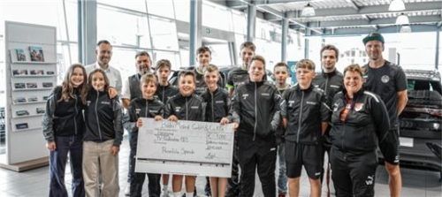 Die Fußballjugend freute sich über die Spende von BaderMainzl.