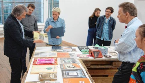 Die Gäste erkunden unter Führung von Kurator Hubert Kretschmer (links) und Dr. Olena Balun (Mitte) die Erscheinungsformen von „Objektmagazinen“.Foto friedrich