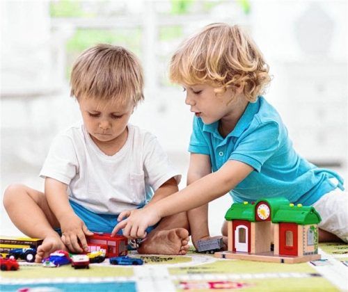 Die Gemeinde Stephanskirchen hat die Betreuungsplätze für das kommende Kindergartenjahr 2025/2026 vergeben. Foto IMAGO / Schlecker