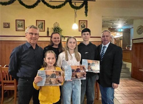 Die Geschwister Rosalie, Johanna und Leo Lex (von links) waren im Tischtennis erfolgreich: Johanna siegte bei den bayerischen Meisterschaften U15 und Rosalie bei den bayerischen Meisterschaften U11. Die drei Kinder gewannen auch die jeweilige Meisterschaft der Bezirksoberliga. Abteilungsleiter Willi Hekele (links), Jugendtrainerin Lisa Hekele und ASV-Vorsitzender Günter Hekele (rechts) freuten sich mit dem Trio über die zahlreichen Erfolge.Foto Kirchner