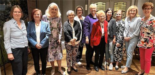 Die gewählten Vertreterinnen der CSU-Frauen-Union für die nächsten vier Jahre mit geehrten Damen (von links): Irmgard Bergmüller (30 Jahre), Gerda Heitmeier (30 Jahre), Gabriele Bauer (40 Jahre), Eva Maria Dietl (30 Jahre), stellvertretende Kreisvorsitzende Mihaela Hammer, Kreisvorsitzende Alexandra Linordner, Franziska Weinberger (60 Jahre), Schatzmeisterin Andrea Michael, Anita Heinlein, Silvia Tomm sowie die stellvertretende Kreisvorsitzende Ulrike Plankl. Foto Knarr