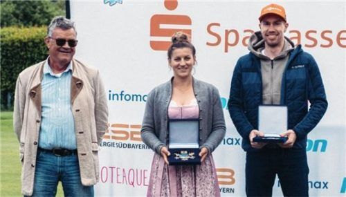 Die „Große Schneeflocke in Gold“, überreicht von Bernhard Kübler (Vorstand SVC), gab es an Ramona Hofmeister und Biathlet und den frischgebackenen Vater Johannes Kühn.