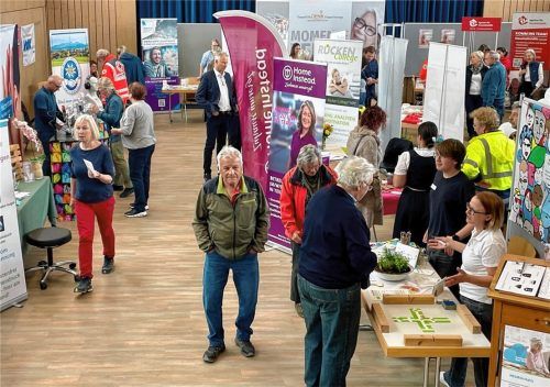 Die Informations- und Beratungsstände in der Theaterhalle versprühten ein Messe-Flair. Fotos neuwirth