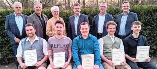 Die Innungsbesten: (vordere Reihe von links) Kilian Armin Neudecker, Tamino Funiok, Paul Dauer, Matteo Wimmer und Luca Dronia sowie (stehend, von links) Obermeister Anton Hudlberger, stellvertretender Obermeister Erich Bis, stellvertretende Landrätin Ilse Preisinger-Sontag, Prüfungsvorsitzender Martin Aigner und Herbert Kurz sowie der Geschäftsstellenleiter der Kreishandwerkerschaft Rainer Dachsberger.Foto maier