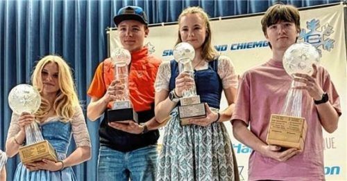 Die jeweiligen Klassensieger (von links) Selina Ortner, Luis Apel, Julia Kimmeringer und Ben Beyreis wurden geehrt.