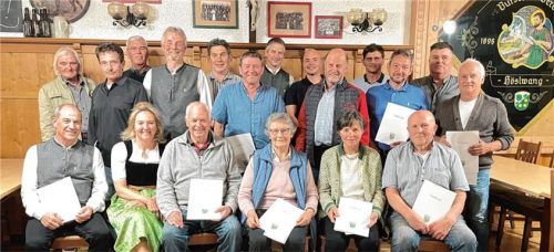 Die Jubilare des SV Höslwang: (sitzend von links) Johann Linner, Maria Gehrlein, Nikolaus Fenis, Elfriede Maier, Hedwig Linner und Sebastian Rothbucher sowie (stehend von links) Josef Siferlinger, Johann Rieplhuber, Reinhold Maier, Robert Kailer, Christian Prankl, Hermann Rieplhuber, Florian Schäfer, Simon Hintermayr, Albert Stein, Manfred Mittermaier, Stefan Rieplhuber, Andreas Murner, Peter SchmeislFoto Sabine Reiter