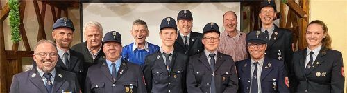 Die Jubilare: (von links) Kommandant Hans-Jürgen Oeckel, Zweiter Vorsitzender Benjamin Riedl, Klaus Wenzel junior, Thomas Schmid, Helmut Reckhard, Luis Löw, Peter Wannersdorfer, Florian Oeckel, Josef Unterhauser junior, Stephan Fronhöfer, Jan Boger und Vorsitzende Lisa WeberFoto Hering