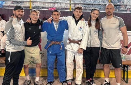 Die Judoka des KSV Bad Aibling mit den Betreuern Robert Buendowski (rechts) und Florian Osterloher.Foto KSV Bad Aibling