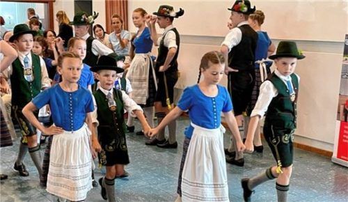 Die Kinder- und Jugendgruppe des Trachtenvereins Eichenlaub Stamm Götting erhielten für ihre Auftritte stehenden Beifall.