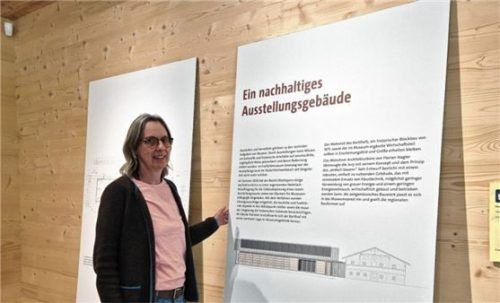 Die Leiterin des Freilichtmuseums Amerang des Bezirks Oberbayern, Claudia Richartz, vor den umweltfreundlichen Ausstellungstafeln im neuen Gebäude.

Foto Bezirk Oberbayern, FLM Amerang