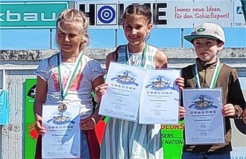 Die Mannschaftssieger der Schüler III: Leni Maier, Sarah Holzner und Tobi Rüdiger (von links).Foto re