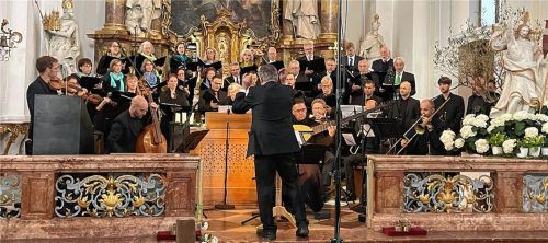 Die Mitwirkenden der Festmusik für den Kaiserhof unter Leitung von Peter Adler.Foto kirchner