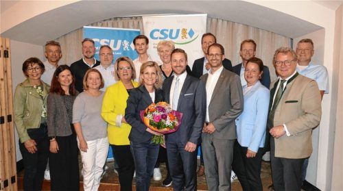 Die neue Vorstandschaft der Rosenheimer CSU mit ihrem Vorsitzenden Daniel Artmann (vorne, Mitte) gratulierte Daniela Ludwig mit einem Blumenstrauß zu ihrer künftigen Aufgabe in Berlin. Andreas März (rechts daneben) kandidiert wieder für das Amt des Oberbürgermeisters von Rosenheim.Foto  Alfred Schubert
