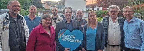 Die neue Vorstandschaft mit Kreisvorsitzendem und Landtagsabgeordneten Andreas Winhart (rechts).Foto AfD Rosenheim