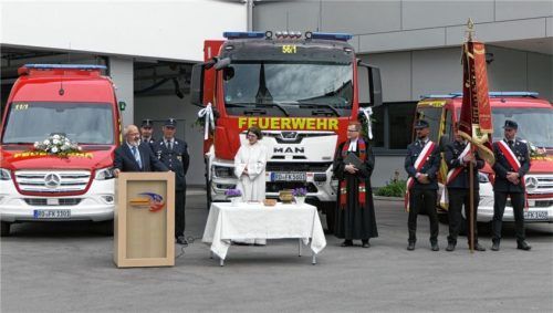 Die neuen Einsatzfahrzeuge sowie das Feuerwehrgerätehaus wurden gesegnet. Foto re