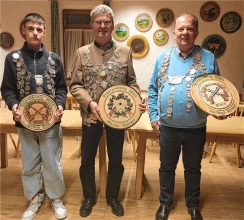 Die neuen Schützenkönige: (von links) Jakob Duy für die Jugend, Martin Atzinger als alter und neuer König für Luftgewehr und Leonhard Steiner für Luftpistole. Foto hofmann