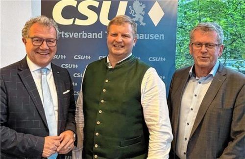 Die Nominierung von Christian Mayer (Mitte) als Bürgermeisterkandidat begrüßen auch CSU-Kreisvorsitzender Klaus Stöttner (links) und Tuntenhausens Bürgermeister Georg Weigl (rechts). Foto re