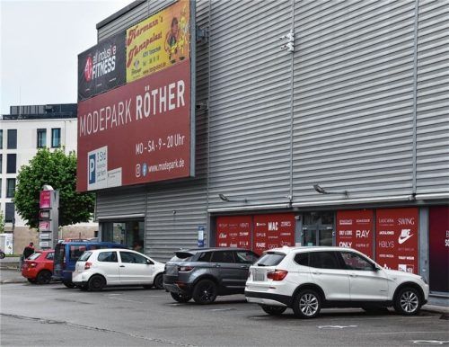 Die Parkplatz-Situation rund um den Modepark Röther sorgt für Ärger. Fotos Schlecker