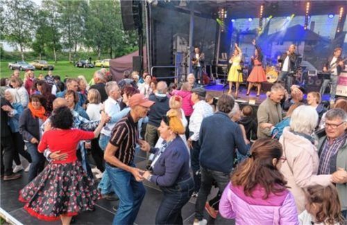 Die Showband „Blind Date“ sorgte mit flotten Rhythmen für eine stets hoch frequentierte Tanzfläche.