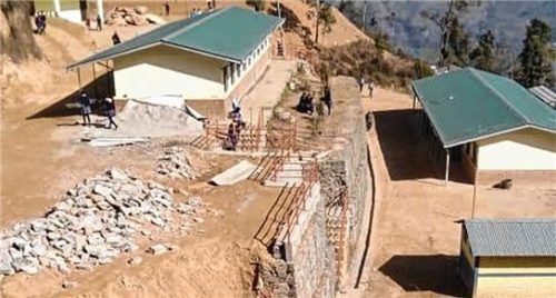 Die SSSS-Oberschule, die in Nepal mit Hilfe des Aiblinger Fördervereins errichtet werden konnte.