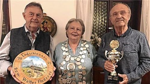 Die strahlenden Sieger: (von links) Walter Fladerer, Helga Fladerer und Hartmut Schulz. Foto re