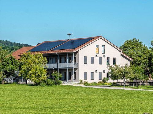 Die Süd- und Ostseite der Schule in Au prägen das Auer Ortsbild, doch die Fassadengestaltung sorgt immer wieder für Diskussionen. Nun soll ein Projekt Abhilfe schaffen. Foto kriechbaumer