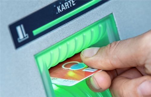 Die Täter schauen den – meist betagten – Opfern über die Schulter, zum Beispiel wenn sie an Geldautomaten die Geheimzahlen ihrer EC-Karten eingeben, verwickeln sie dann in ein Gespräch und entwenden ihnen die EC-Karten.Foto  dpa