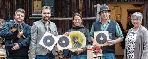 Die Top 3: Zweiter Vorsitzender Dennis Wessely (links) gratuliert gemeinsam mit Vorsitzender Justine Betzl (rechts) dem Drittplatzierten (von links) Julian Pawlik, der Siegerin Janina Röslmair und dem Zweitplatzierten Martin Kittl. Foto re