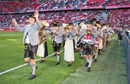 Die Trachtenkapelle bei ihrem Einmarsch in die Allianz Arena. Foto Hofstetter