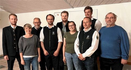 Die Vorstandschaft des Schützenvereins Beyharting mit dem neuen Schützenmeister Mathias Berger (links) und seinem Stellvertreter Matthias Jegg (hinten rechts). Fotos  re