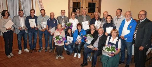 Die Vorstandschaft mit geehrten und ausgezeichneten, langjährigen Mitgliedern des TuS Raubling.Foto Rapp