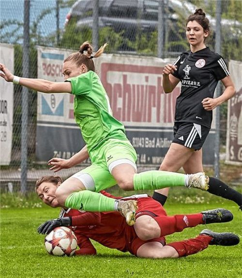 Dieses Duell gewinnt Amicitia: Torfrau Louisa Off klärt vor Aiblings Stürmerin Lena Grabmeier.Foto Habermann
